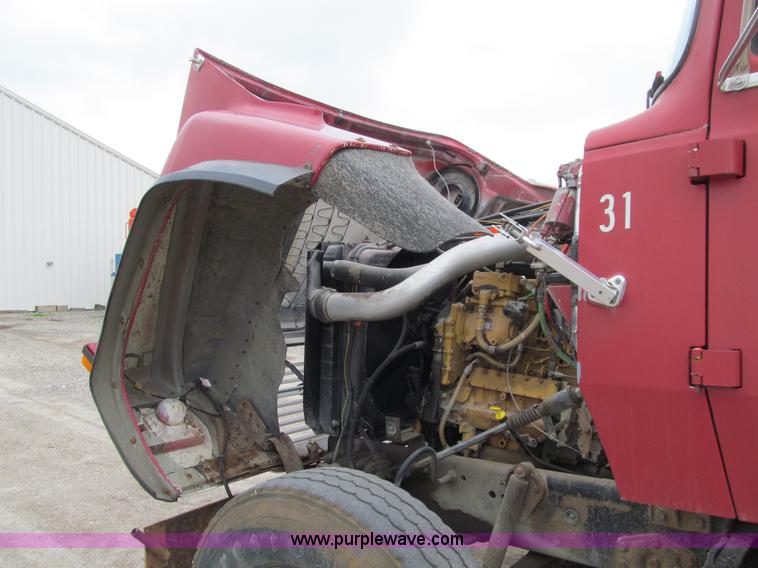 image for item E4694 1989 Ford LT9000 semi truck