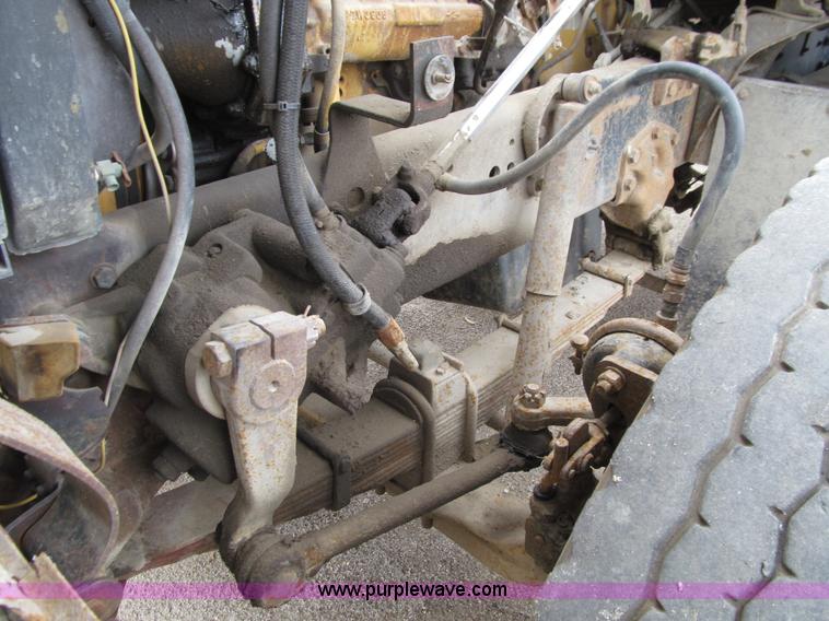 image for item E4694 1989 Ford LT9000 semi truck