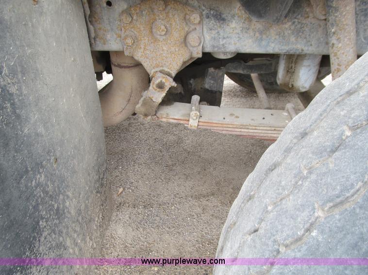 image for item E4694 1989 Ford LT9000 semi truck