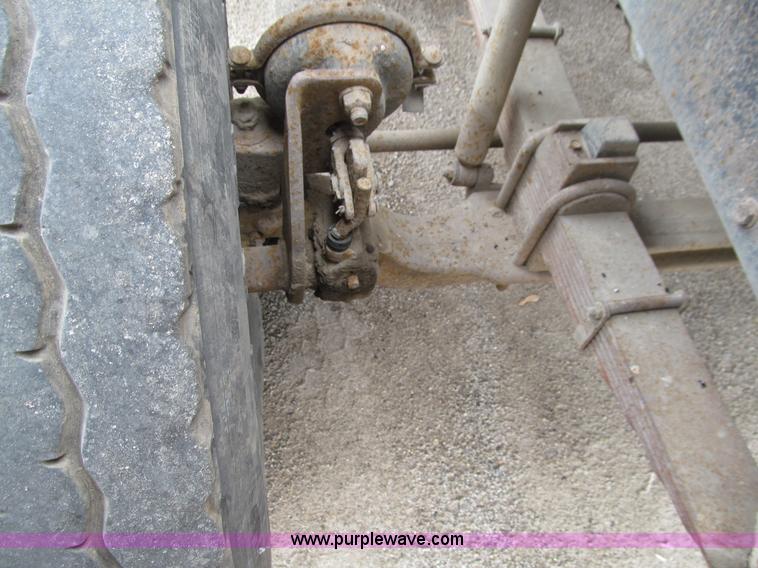 image for item E4694 1989 Ford LT9000 semi truck