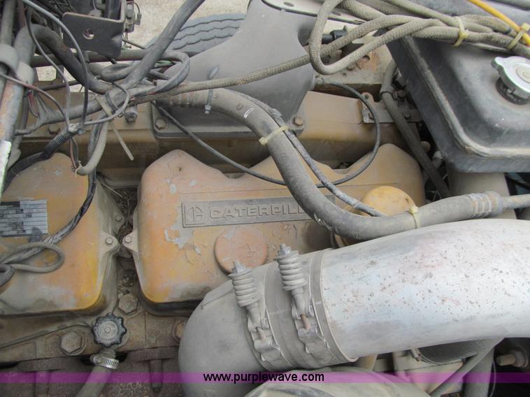 image for item E4694 1989 Ford LT9000 semi truck