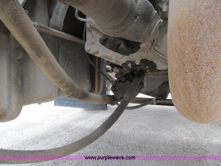 image for item E4694 1989 Ford LT9000 semi truck