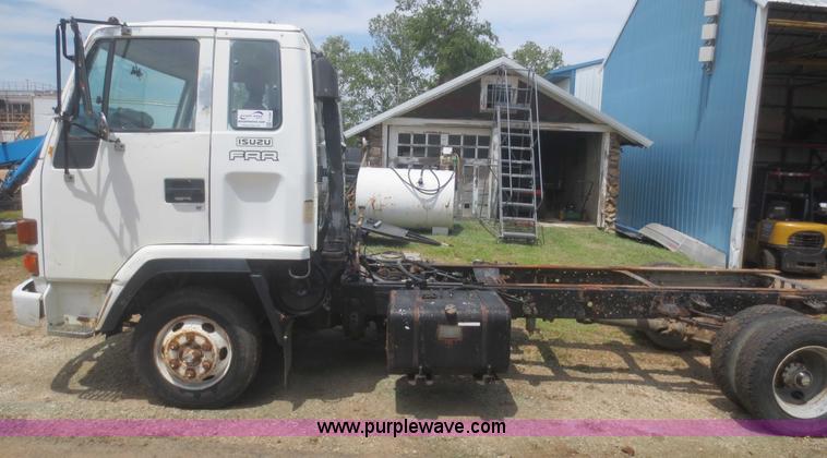 image for item F6980 1997 Isuzu FRR truck cab and chassis