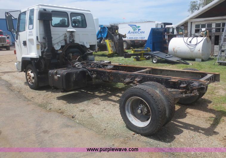 image for item F6980 1997 Isuzu FRR truck cab and chassis