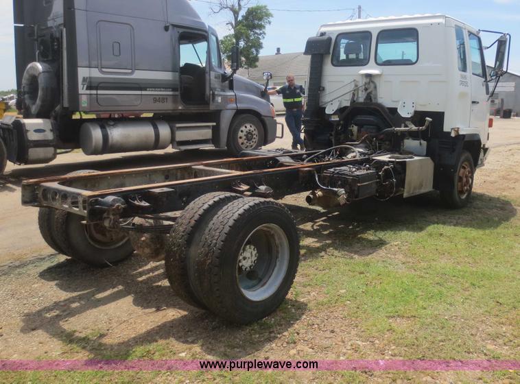 image for item F6980 1997 Isuzu FRR truck cab and chassis