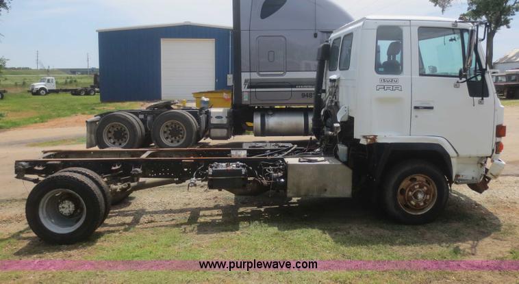 image for item F6980 1997 Isuzu FRR truck cab and chassis