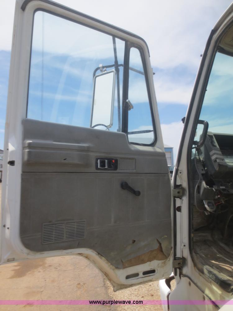 image for item F6980 1997 Isuzu FRR truck cab and chassis