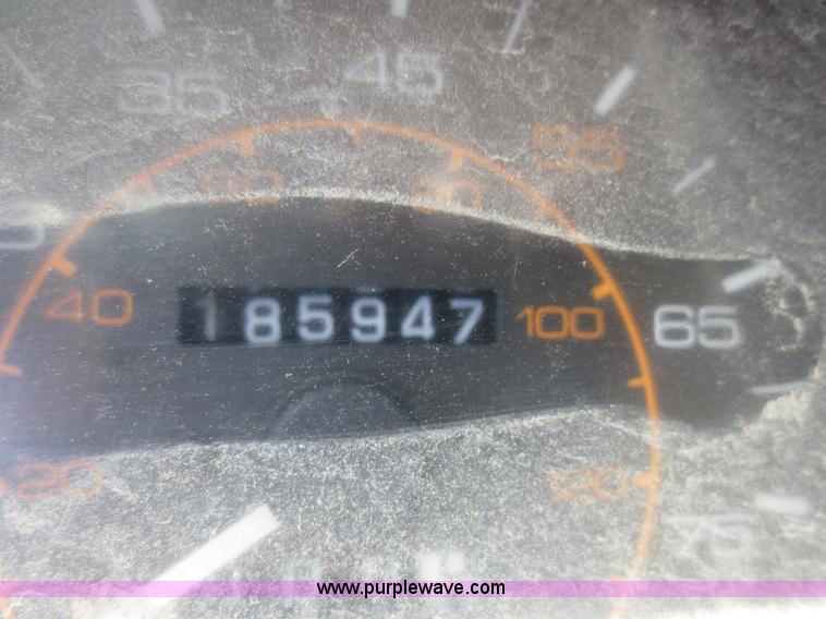 image for item F6980 1997 Isuzu FRR truck cab and chassis