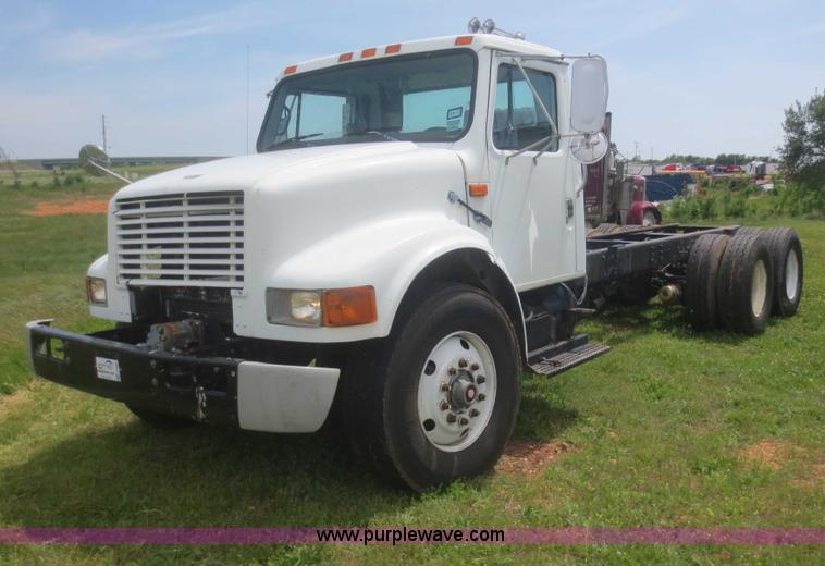 image for item F6982 1999 International 4900 truck cab and chassis