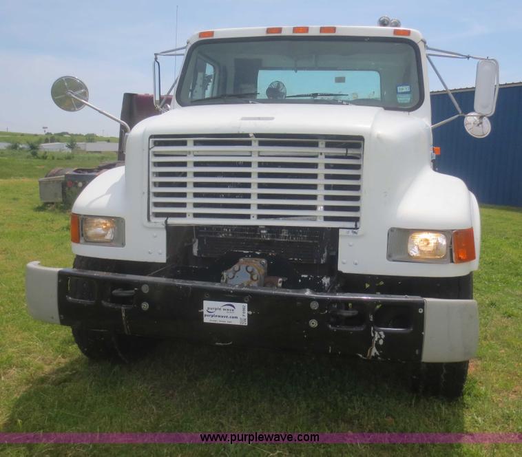 image for item F6982 1999 International 4900 truck cab and chassis