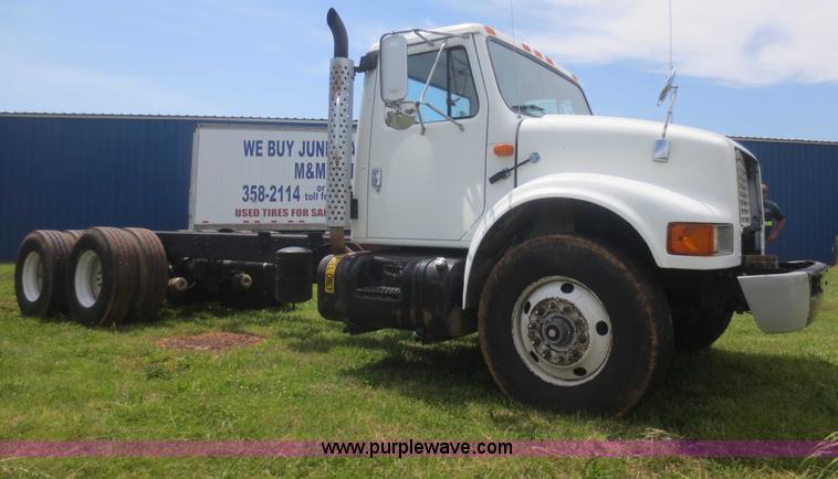image for item F6982 1999 International 4900 truck cab and chassis