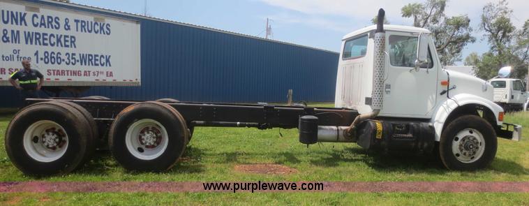 image for item F6982 1999 International 4900 truck cab and chassis