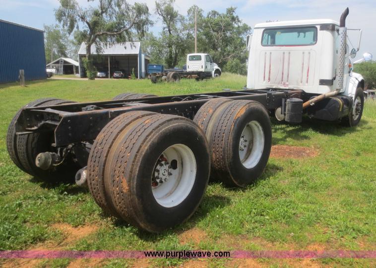 image for item F6982 1999 International 4900 truck cab and chassis