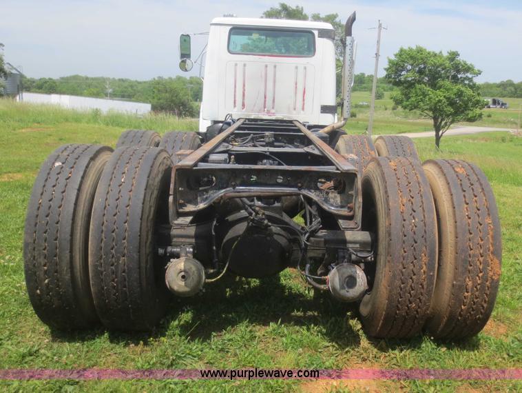 image for item F6982 1999 International 4900 truck cab and chassis