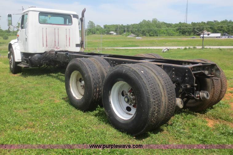 image for item F6982 1999 International 4900 truck cab and chassis