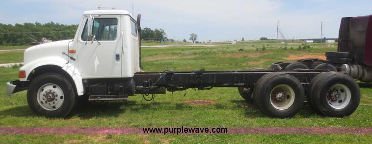 image for item F6982 1999 International 4900 truck cab and chassis
