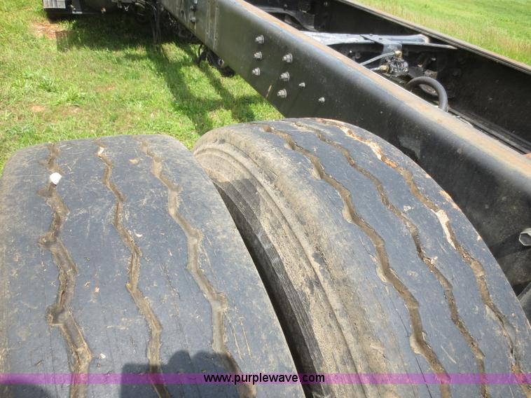 image for item F6982 1999 International 4900 truck cab and chassis