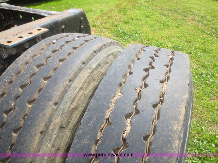 image for item F6982 1999 International 4900 truck cab and chassis