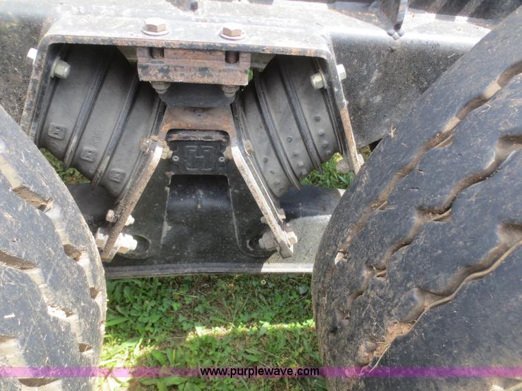 image for item F6982 1999 International 4900 truck cab and chassis