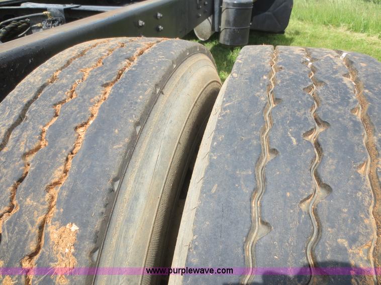 image for item F6982 1999 International 4900 truck cab and chassis