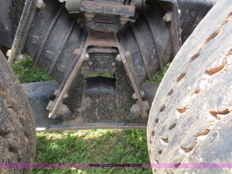 image for item F6982 1999 International 4900 truck cab and chassis