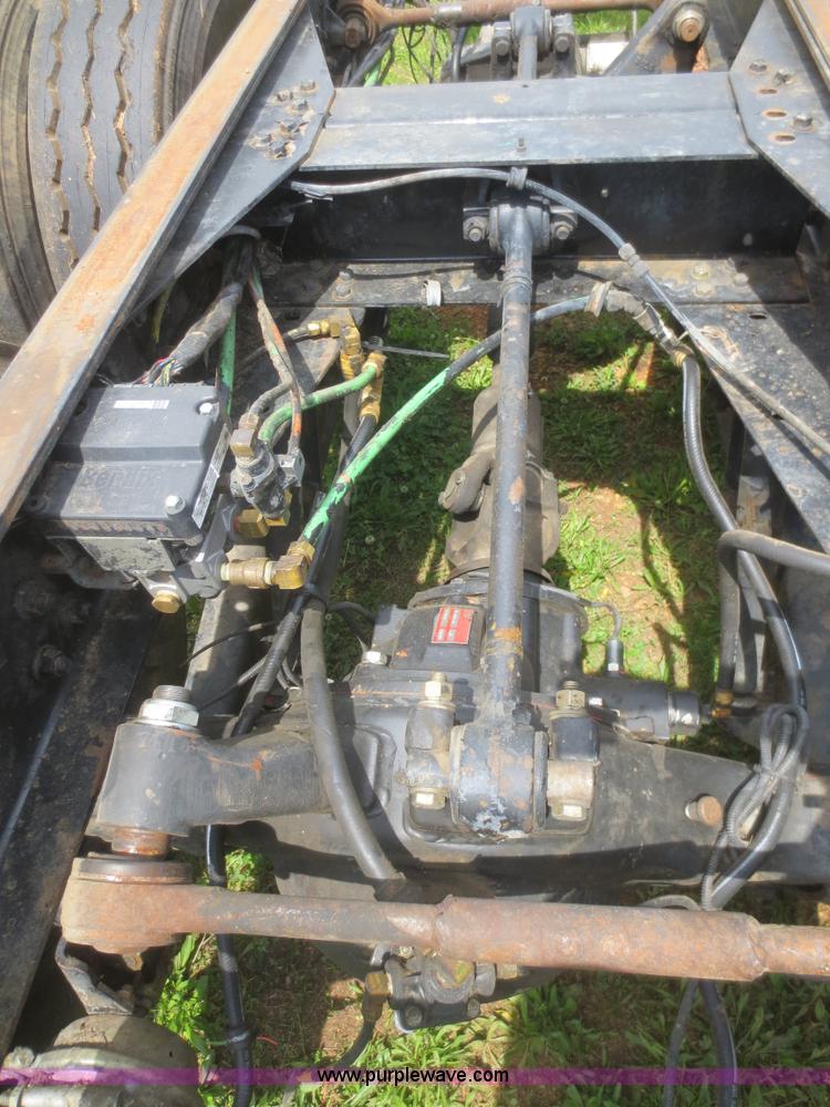 image for item F6982 1999 International 4900 truck cab and chassis