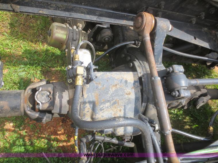 image for item F6982 1999 International 4900 truck cab and chassis