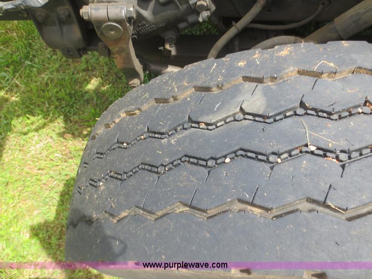 image for item F6982 1999 International 4900 truck cab and chassis