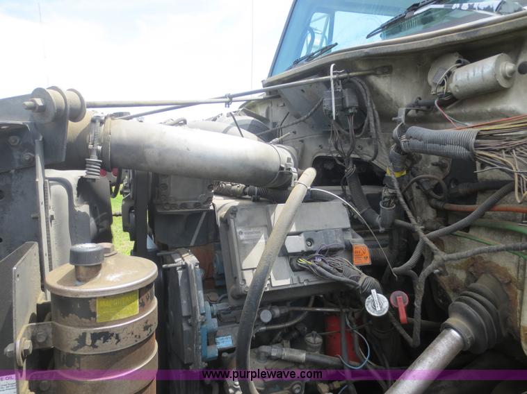 image for item F6982 1999 International 4900 truck cab and chassis