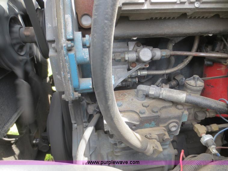 image for item F6982 1999 International 4900 truck cab and chassis