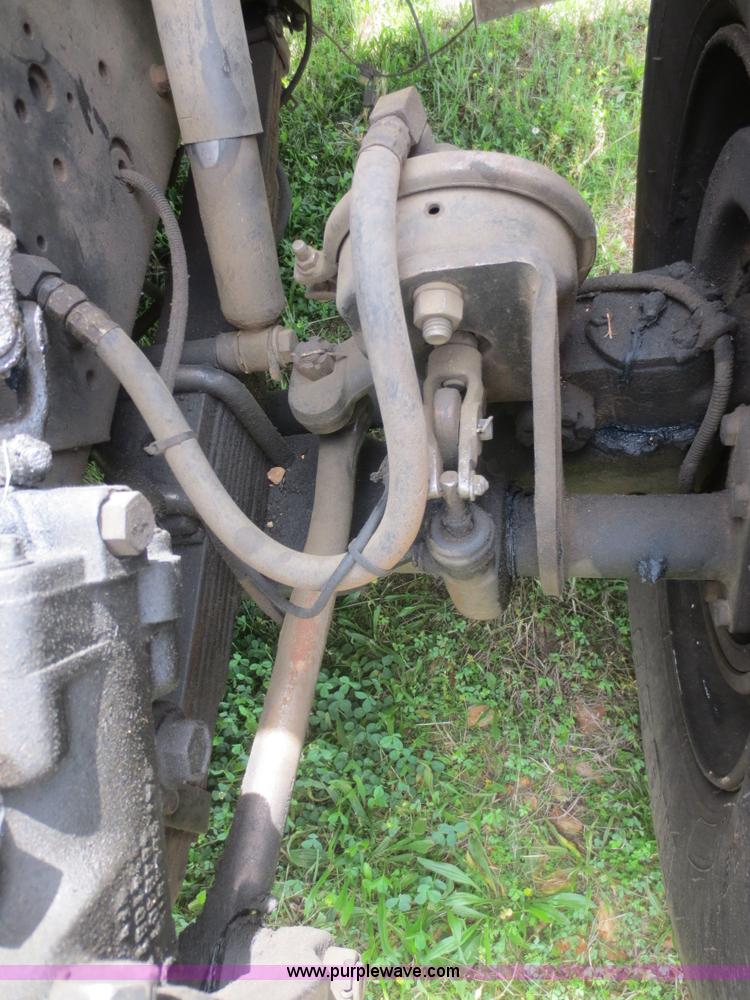 image for item F6982 1999 International 4900 truck cab and chassis