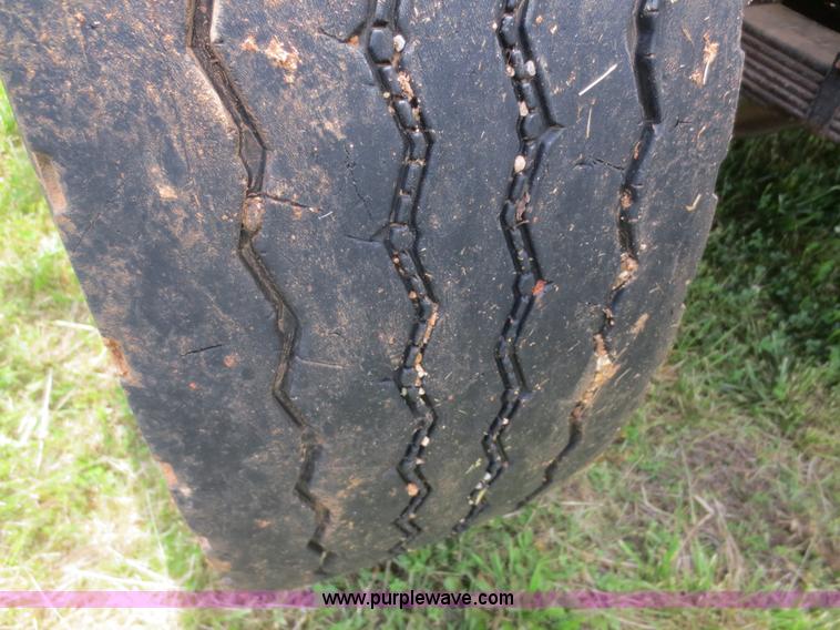 image for item F6982 1999 International 4900 truck cab and chassis