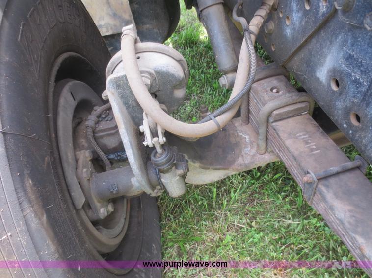 image for item F6982 1999 International 4900 truck cab and chassis