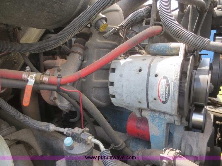 image for item F6982 1999 International 4900 truck cab and chassis