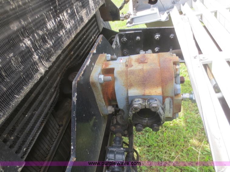 image for item F6982 1999 International 4900 truck cab and chassis