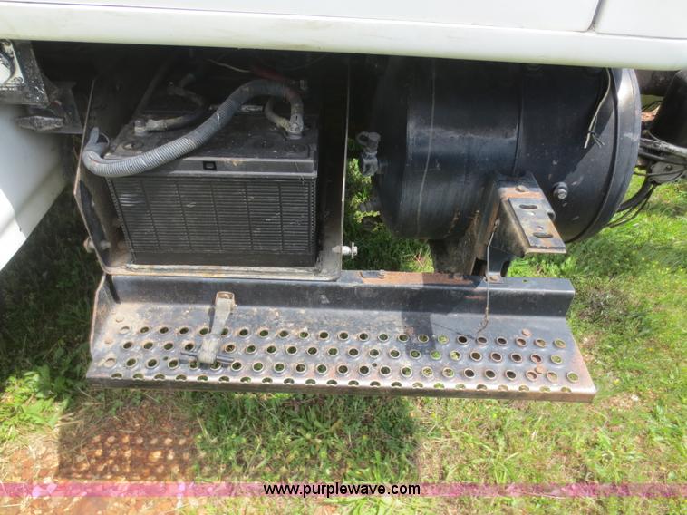 image for item F6982 1999 International 4900 truck cab and chassis