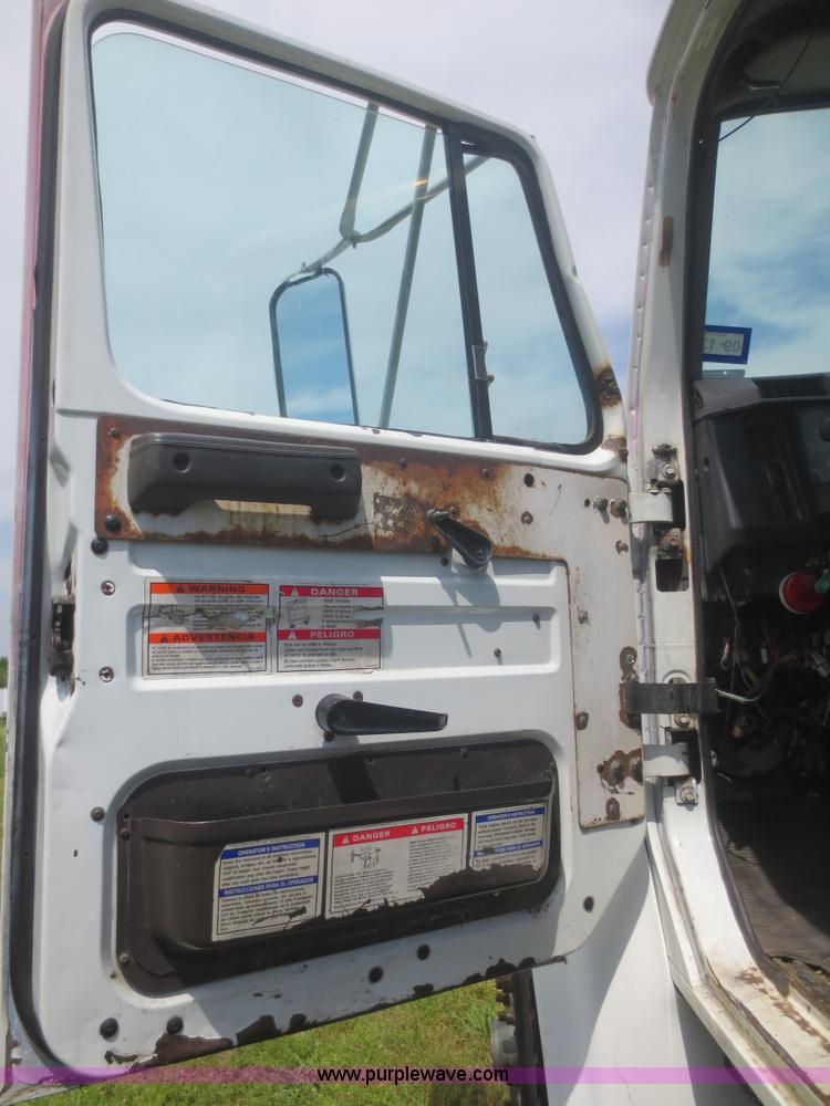 image for item F6982 1999 International 4900 truck cab and chassis