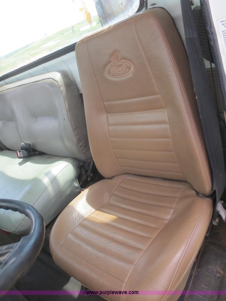 image for item F6982 1999 International 4900 truck cab and chassis