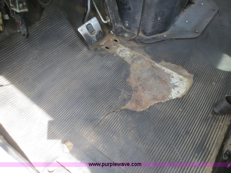 image for item F6982 1999 International 4900 truck cab and chassis