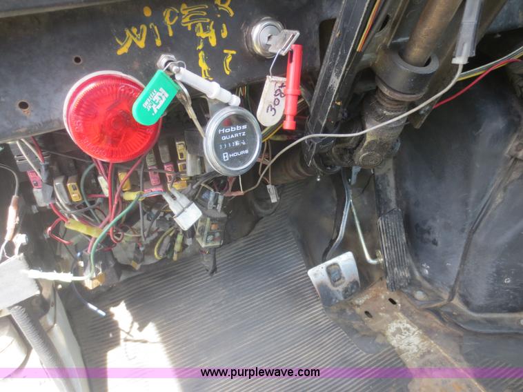 image for item F6982 1999 International 4900 truck cab and chassis