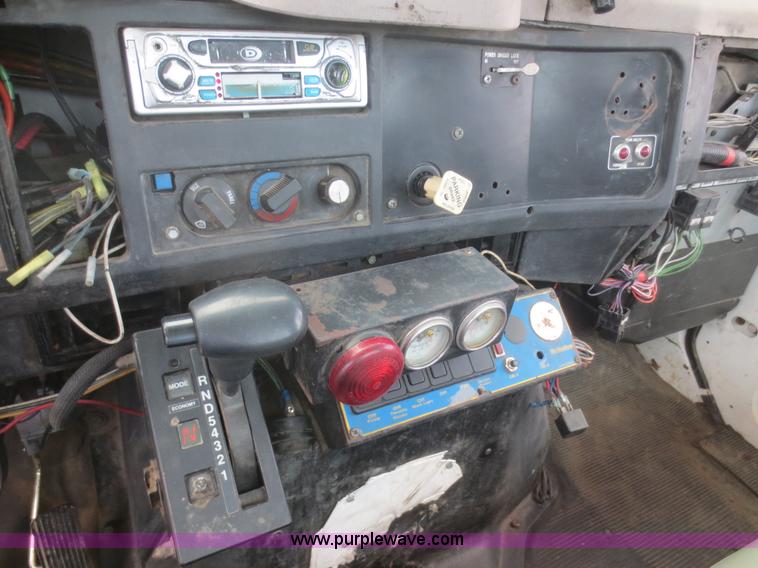 image for item F6982 1999 International 4900 truck cab and chassis