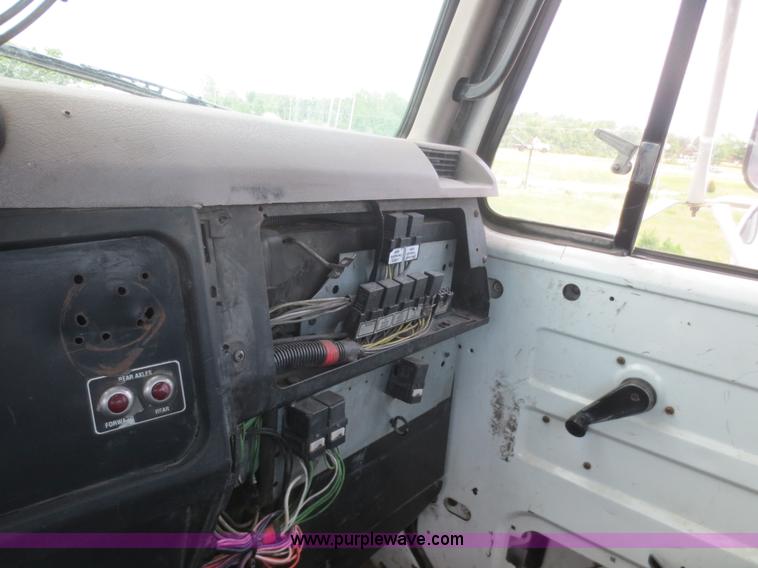 image for item F6982 1999 International 4900 truck cab and chassis