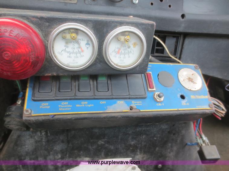 image for item F6982 1999 International 4900 truck cab and chassis