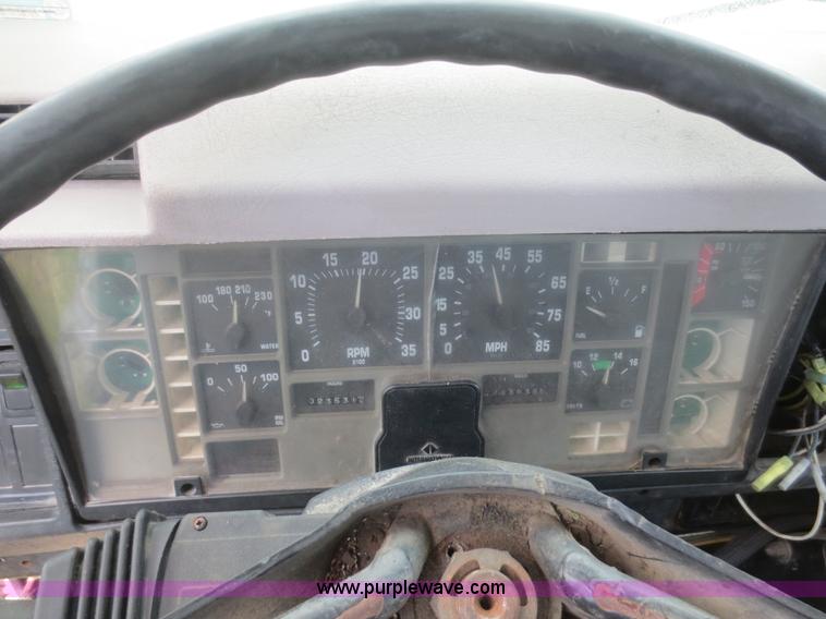 image for item F6982 1999 International 4900 truck cab and chassis