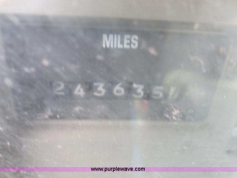 image for item F6982 1999 International 4900 truck cab and chassis