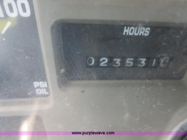 image for item F6982 1999 International 4900 truck cab and chassis