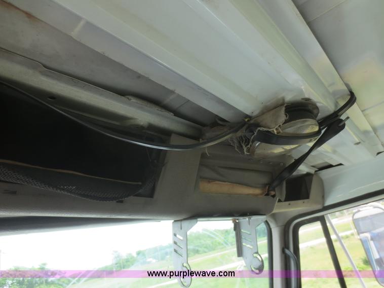 image for item F6982 1999 International 4900 truck cab and chassis