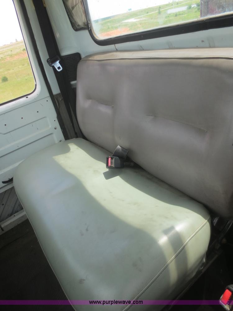 image for item F6982 1999 International 4900 truck cab and chassis