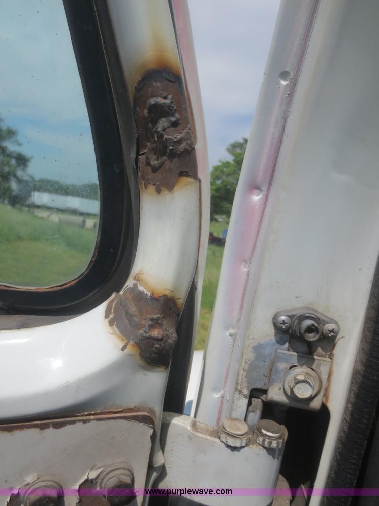 image for item F6982 1999 International 4900 truck cab and chassis