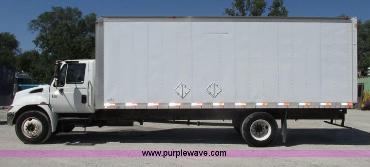 image for item F7397 2002 International 4300 box truck